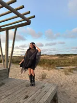 Poncho marrón de punto tipo crochet.