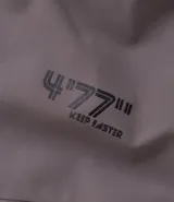 Campera deportiva con capucha, cierre frontal por cremallera y mangas largas con ajuste de velcro en los puños. Presenta estampa lettering pequeña en el pecho y bolsillos laterales. Confeccionada en tejido técnico de poliéster con forro de poliamida.