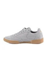 Championes urbanos Umbro modelo Rian II, color negro con suela blanca y base de goma color caramelo. Confeccionados en gamuza, presentan el logo de la marca en el lateral y en la lengüeta.