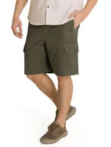 Short cargo de corte holgado en color verde oliva, con bolsillos laterales utilitarios con solapa y cierre de botón, bolsillos frontales y traseros. Confeccionado en tejido resistente con cierre de cremallera y botón.