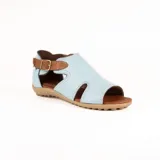 Sandalia baja combinada de cuero en color celeste con detalles en marrón tostado, tira con hebilla lateral ajustable y suela texturizada.