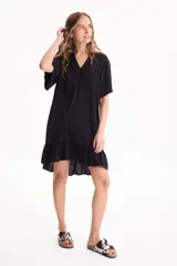Vestido corto negro de viscosa, con escote en V, mangas cortas y volado en el ruedo.