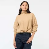 Suéter de punto con cuello alto, diseño de corte holgado y mangas largas con puños acanalados.