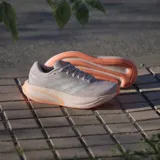 Championes de running Adidas modelo Response 2, color lila con detalles en plateado y suela en tono durazno. Presentan tecnología Cloudfoam+ en la entresuela para mayor amortiguación.