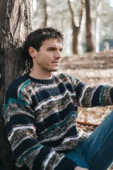 Buzo de lana tejido a mano con diseño único y combinación de colores variados. El diseño puede variar con respecto a la foto.