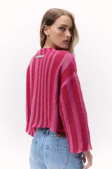 Sweater tejido de punto a rayas texturizado con lurex, color verde y azul. Cuenta con un calce oversize, mangas tres cuartos y cuello bote.