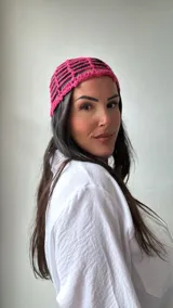 Gorro de crochet fucsia con diseño de red.