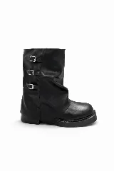 Bota de cuero negra con caña arrugada y tres hebillas metálicas decorativas en el lateral. Tiene punta redonda y suela gruesa.