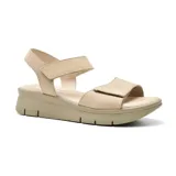 Sandalias bajas color beige con plataforma y dos tiras con velcro.