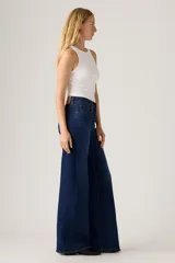 Jean de tiro alto con corte wide leg, confeccionado en denim azul oscuro con acabado stretch.
