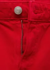 Pantalón jeans de tiro alto y corte recto, confeccionado en tejido de algodón estilo vaquero, con cierre de cremallera y botón, trabillas y diseño de cinco bolsillos.
