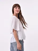 Blusa negra con escote cuadrado, fruncido en el busto y mangas cortas amplias.