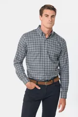 Camisa de manga larga con diseño a cuadros en tonos grises, cuello abotonado, cierre frontal con botones y bolsillo en el pecho con logo bordado.