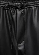 Pantalón de efecto piel de tiro medio, con cintura elástica y diseño recto.