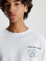 Remera blanca de manga larga Calvin Klein Jeans, confeccionada en algodón orgánico. Presenta cuello redondo, puños de canalé y un estampado con el logo de la marca en el pecho.