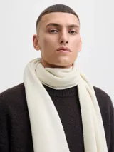 Bufanda de punto color blanco crema, con diseño liso y etiqueta de la marca Jack & Jones en uno de los extremos.