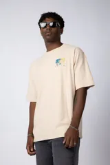 Remera oversize color crema con estampado abstracto en el pecho, inspirado en Claude Monet.