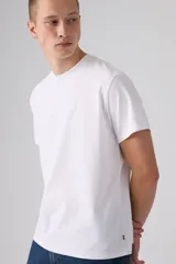 Remera blanca de manga corta y cuello redondo, con corte relajado y detalle de texto bordado en el pecho.