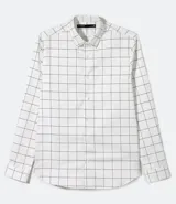 Camisa de manga larga blanca con estampado de cuadrillé fino en líneas negras. Presenta cuello clásico y cierre frontal de botones.