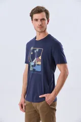 Remera azul marino de manga corta con cuello redondo y estampa frontal de un paisaje de playa con palmeras y el texto 'Legacy Beach Club'.