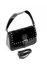 Bolso tipo cartera de mano color marrón, confeccionado en cuerina y gamuza, con solapa frontal decorada con tachas metálicas plateadas y una tira con hebilla central. Cuenta con un asa corta para llevar al hombro.