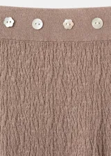 Falda larga de punto fino, de corte recto y color marrón, con cintura elástica decorada con pequeños apliques metálicos.