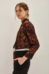 Saco de corte entallado con estampado ikat en tonos marrón y ocre, de manga larga y cierre frontal con botones.