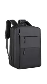 Mochila urbana de diseño minimalista y estructura rígida, color negro. Cuenta con múltiples compartimentos frontales con cierre, puerto USB integrado y correas acolchadas para los hombros.