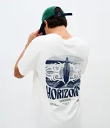 Remera masculina blanca de manga corta y cuello redondo, con estampa en la espalda de una tabla de surf, olas y la inscripción "Horizons".