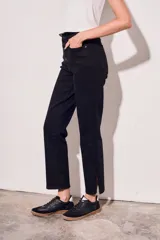 Pantalón de jean negro, de corte recto y tiro medio, con cierre frontal de botones.