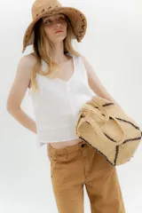 Musculosa blanca de lino con escote en V y corte crop.