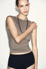 Top sin mangas color marrón topo, de corte ajustado, con cuello redondo y espalda descubierta.