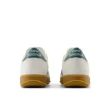 Championes New Balance modelo CT500, color crema con detalles en verde azulado y suela color caramelo.