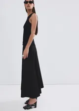 Falda midi negra de corte evasé, tiro medio, con cintura elástica y lazo lateral.