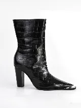 Bota de caña media color negro con textura de cocodrilo, taco cuadrado y puntera metálica.