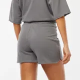 Short deportivo gris con cintura elastizada y cordón ajustable.