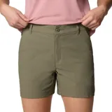 Short de mujer Columbia, color verde oliva, con diseño funcional que incluye múltiples bolsillos, trabillas para cinturón y tecnología de repelencia al agua y protección solar.