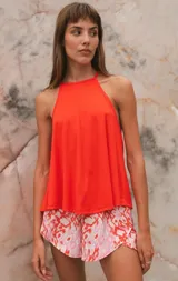 Musculosa de morley elastizado color rojo, con cuello redondo y silueta amplia en corte A.