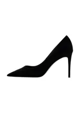Zapato de tacón alto estilo salón, color negro, con punta fina.