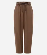 Pantalón carrot marrón de tiro alto, confeccionado en mezcla de viscosa y poliéster, con cintura elástica fruncida, cordón de ajuste tipo lazo con punteras metálicas, bolsillos y recortes estructurados en las piernas.