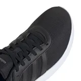 Championes Adidas Lite Racer 4.0 negros con suela blanca.