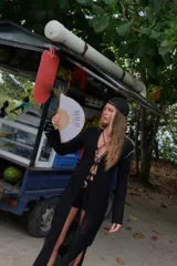 Saco largo de tejido de punto color marrón, con diseño de textura geométrica, mangas largas y cierre frontal mediante cordones ajustables.