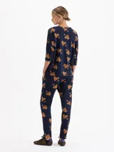 Babucha de tejido flammé color azul marino con estampado de corazones con textura animal print y flechas. Presenta cintura elastizada con cordón de ajuste y corte holgado.