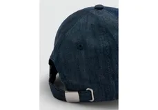 Gorro tipo gorra de visera curva de denim azul, con regulador metálico en la parte posterior.