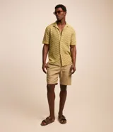 Bermuda recta masculina de corte clásico, confeccionada en mezcla de algodón y lino, con trabillas en la cintura y cierre frontal.