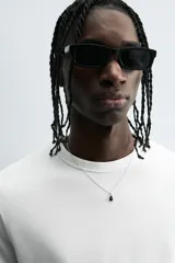 Camiseta gris de corte slim fit, confeccionada en tejido de algodón con elasticidad, cuello redondo y manga corta.