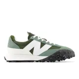 Championes New Balance modelo XC72, color verde oliva con detalles en blanco y negro.