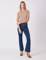Jegging de tiro medio-alto con cintura elástica, bolsillos delanteros simulados y bolsillos traseros aplicados. Presenta un corte entallado con terminación bootcut.