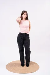 Musculosa blanca ajustada al cuerpo, con cuello redondo y sisas amplias.