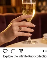 Anillo de acero con baño de oro rosa, caracterizado por un diseño de nudo infinito en la parte superior.